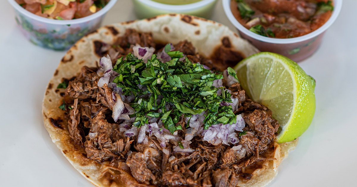 Taco de Birria (ternera desmenuzada marinada)